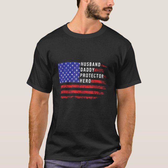 Husband Daddy Protector Hero Retro US Flag Vater T-Shirt (Vorderseite)