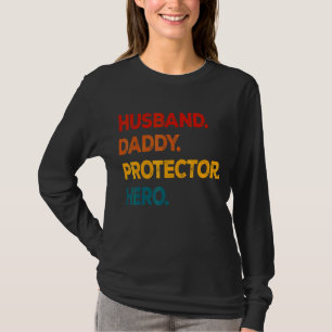 Husband Daddy Protector Hero Vatertag Vintag T-Shirt