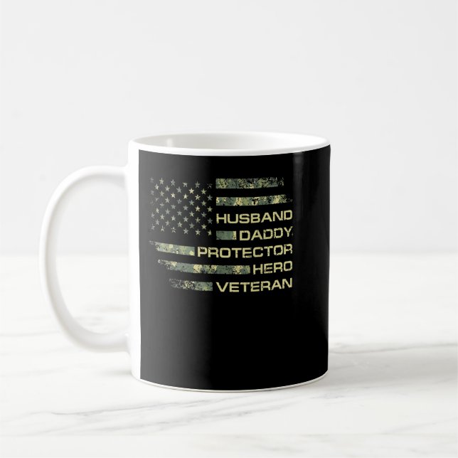 Husband Daddy Protector Hero Veteran USA Flag Camo Kaffeetasse (Links)