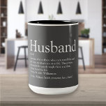 Husband Definition Zitat Modernes Grau Zweifarbige Tasse<br><div class="desc">Personalisieren Sie für Ihren besonderen Ehemann ein einzigartiges Geschenk für Geburtstage, Jahrestage, Hochzeiten, Weihnachten oder jeden Tag, den Sie gewollt haben, um zu zeigen, wie viel er Ihnen bedeutet. Eine perfekte Art, ihm zu zeigen, wie phantastisch er jeden Tag ist. Sie können den Hintergrund sogar an ihre Lieblingsfarbe anpassen. Entwickelt...</div>