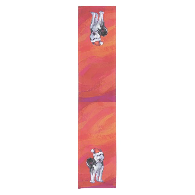 Husky in Weihnachtsmannmütze auf Rot Kurzer Tischläufer (Vorderseite)