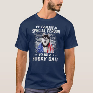 Husky-Vater mit dem stolzen amerikanischen Flaggen T-Shirt