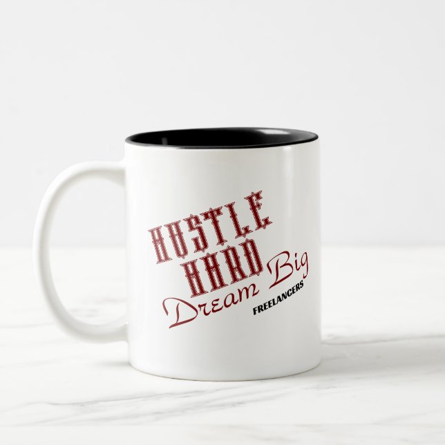 Hustle Hard Dream Big Freelancer / Kaffee Tasse (Links)