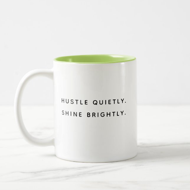 Hustle Quietly Shine Brightly Modern Two-Tone Mug Zweifarbige Tasse (Links)