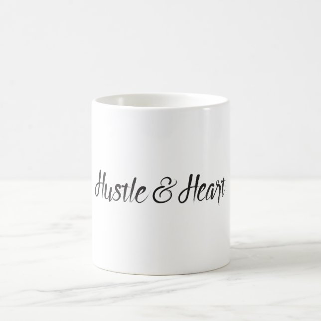 Hustle und Herztypografie Tasse (Mittel)