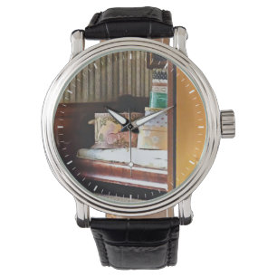 Hutkoffer durch eine offene Tür gesehen Armbanduhr