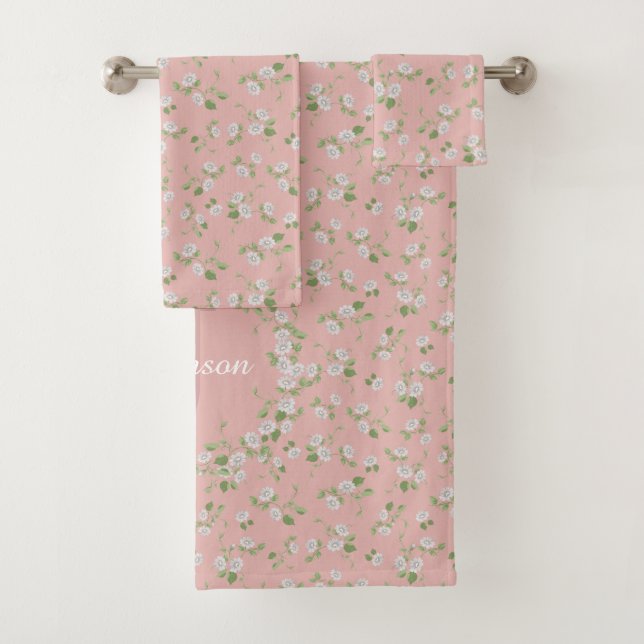 Hütte Floral White Daisies Pink Monogram Badhandtuch Set (Insitu)