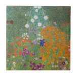 Hütte Gustav Klimt Blumengarten Fliese<br><div class="desc">Ein wunderschönes Gartenbild - das ist ein klassisches Gemälde von Gustav Klimt,  genannt Hütte Garden,  oder Bauergarten,  1907,  das ein nahes Bild eines Blumengartens,  ein buntes Blumengemälde ist.</div>