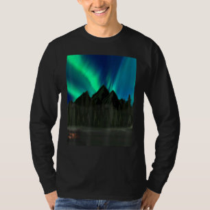 Hütte in den Bergen auf einer Aurora Nacht T-Shirt