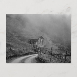 Hütte in Natur/Nebel auf dem Berg Postkarte