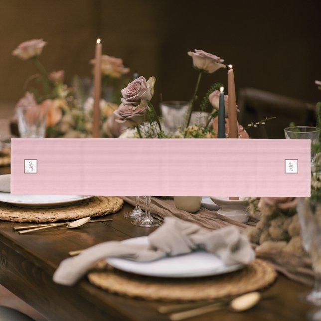 Hütte Pink Strip Rose Spitzen-Script Monogramm Mittelgroßer Tischläufer (Von Creator hochgeladen)