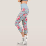 Hütte Rosa Rosen auf blauem Hintergrund Capri Leggings<br><div class="desc">Elegantes und romantisches,  nahtloses Blumenmuster mit pastellrosa Rosen im Stil der Hütte mit weißen und rosa Wildblumen auf hellblauem Hintergrund. Waistband Farbe ist anpassbar.</div>
