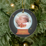 Hütte Snowman Snow Globe Babys 1. Weihnachten Keramik Ornament<br><div class="desc">Ein Ornament mit einer niedlichen Schneedecke,  die ein Hütte-Haus mit Kamin und rotem Dach hat,  bedeckt von dem fallenden Schnee. Auf der Vorderseite des Hauses ist ein Schneemann und Briefkasten. Personalisieren Sie mit dem Foto und dem Namen Ihres kleinen Babys für das erste Weihnachtsschmuckdekor.</div>