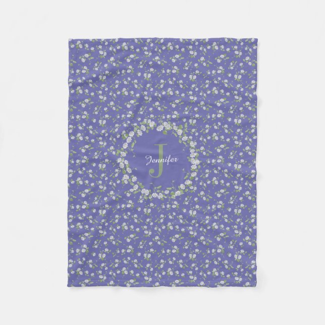 Hütte Style Periwinkle Floral Monogram Fleecedecke (Vorderseite)