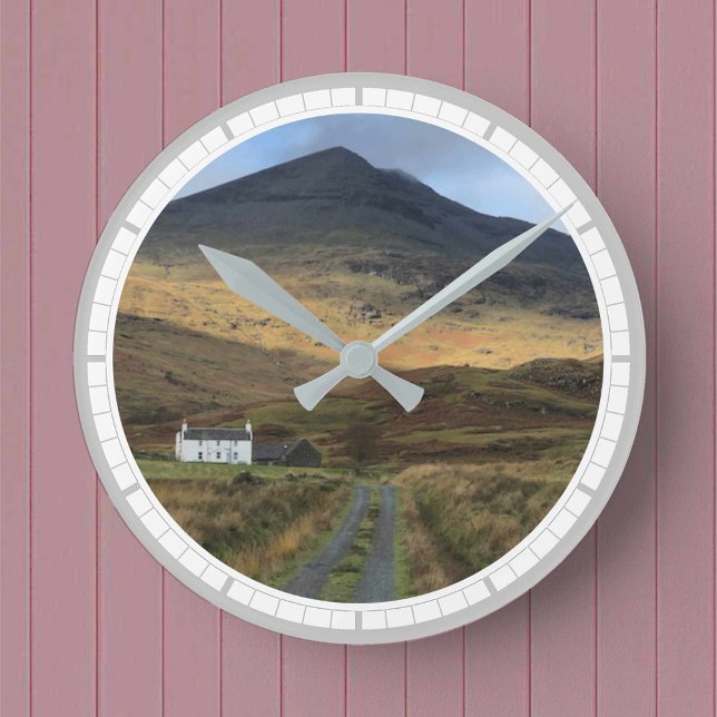 Hütte und Gebirge auf der Insel Mull (Schottland) Runde Wanduhr (Von Creator hochgeladen)