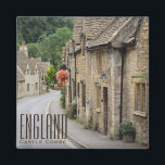 Hütten in Castle Combe, England Magnet<br><div class="desc">Square Foto Magnet der alten honigfarbenen Hütten in Cotswold Stein mit Schlittschuhen auf dem Dach im kleinen,  malerischen,  märchenhaften Dorf Castle Combe in den Cotswolds,  England,  UK mit dem Text: 'England,  Castle Combe'. Ein tolles Souvenir!</div>