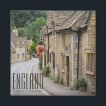 Hütten in Castle Combe, England Magnet<br><div class="desc">Square Foto Magnet der alten honigfarbenen Hütten in Cotswold Stein mit Schlittschuhen auf dem Dach im kleinen,  malerischen,  märchenhaften Dorf Castle Combe in den Cotswolds,  England,  UK mit dem Text: 'England,  Castle Combe'. Ein tolles Souvenir!</div>