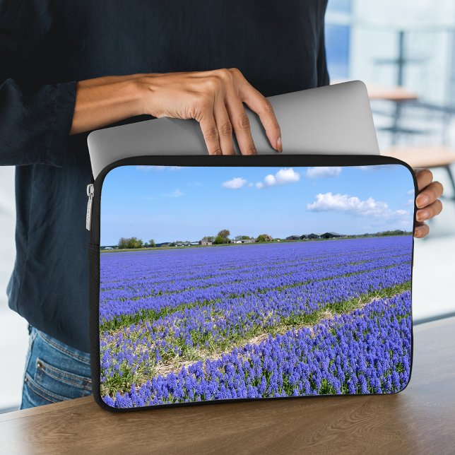 Hyakinthenfeld Laptopschutzhülle (Von Creator hochgeladen)