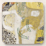 Hydra (alias Water Serpents I) von Gustav Klimt Getränkeuntersetzer<br><div class="desc">Hydra (auch Wasserserpents I) (1904-1906) von Gustav Klimt ist ein Vintages Viktorianisches Kunstporträt der Ära Symbolismus. Das Hydra besteht aus zwei Frauen, die sich gegenseitig umarmen, während sich ihr Körper zu einer Meerjungfrau vermischt. Die beiden Frauen haben fließendes goldenes Haar, während sie miteinander verflochten sind. Gold-Wirbel ähneln einer Fischwaage im...</div>