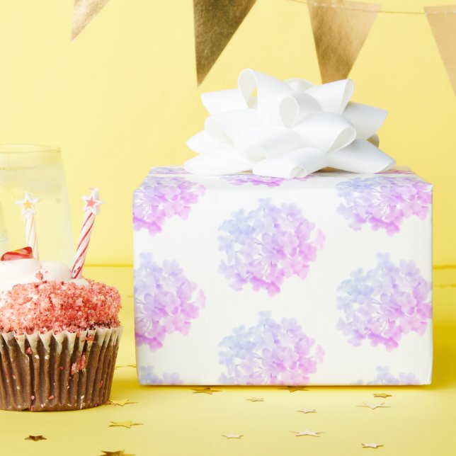 Hydrangea-Blüten in Weiß Geschenkpapier (Geburtstagsparty)