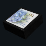 Hydrangea Schmuckschachtel<br><div class="desc">Hochzeitskeepake mit weicher Fokussierung Hydrangea Blume auf Spitzen Blick Hintergrund mit Namen und Datum der Hochzeit Paar. Perfektes Geschenk für Braut und Bräutigam, um Mementos von ihrem besonderen Tag retten. Anpassen mit Namen und Datum. Sie können auch die Farbe des Schriftartes und des Schriftartes ändern. Diese schöne Kiste kann für...</div>