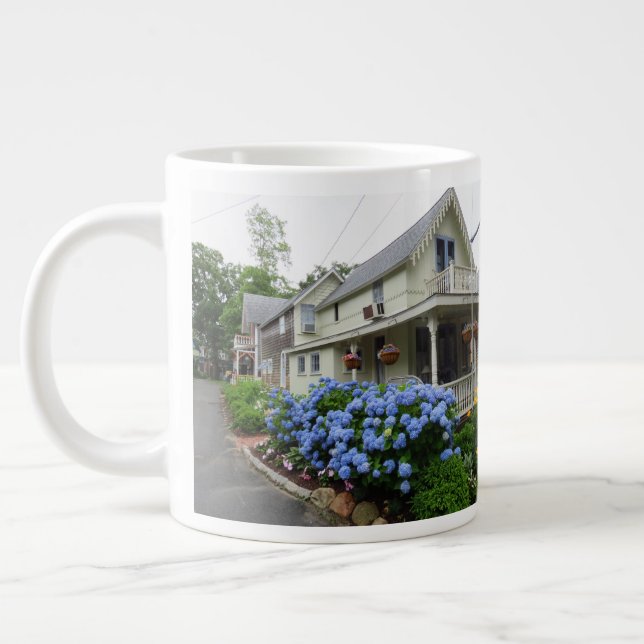 Hydrangeas an der Ecke - Martha's Vineyard Jumbo-Tasse (Links)