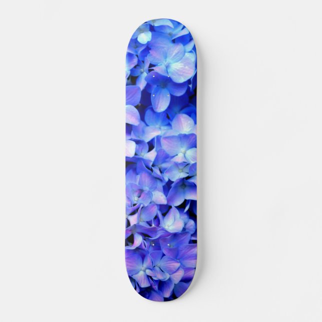 Hydrangeas aus Tanzanit, blaue, lila Magenta-Blume Skateboard (Vorderseite)