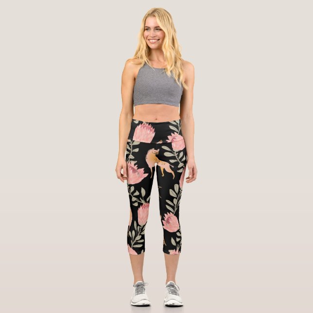 Hyena & Protea: Dunkles Vintages Muster Capri Leggings (Vorderseite)