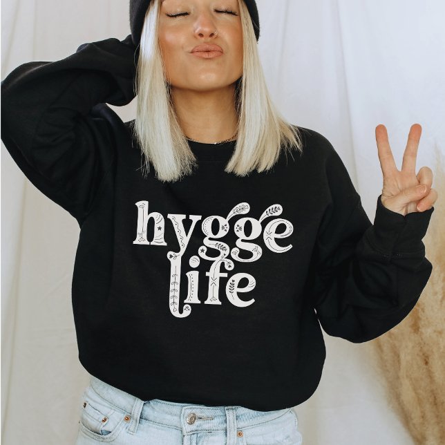 Hygge Life Cosy Danish Zitat Nordic Typografy Dk Sweatshirt (Hygge Life black holiday Sweatshirt, Danish cozy quote, minimalist, typography, Nordic, Scandinavian)
