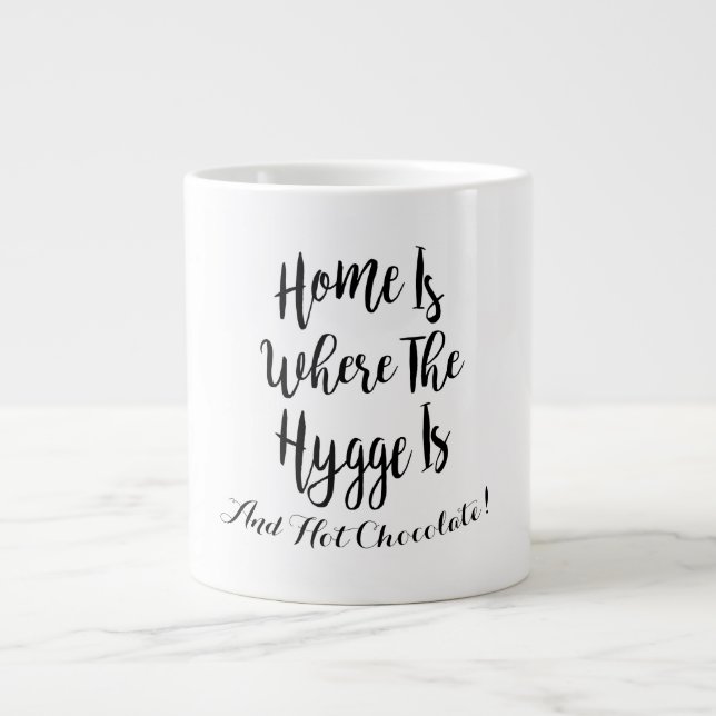 Hygge Zuhause Hot Chocolate Typografie Jumbo-Tasse (Vorderseite)
