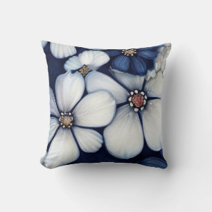 Hyperrealistischer Blumenstil mit marineblauer Blu Kissen