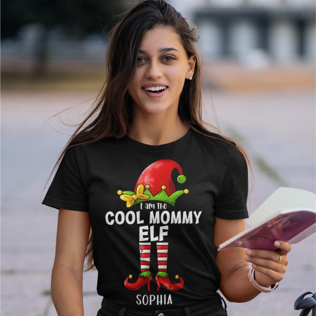 I am The Cool Mommy Elf Funny Elf T-Shirt (Von Creator hochgeladen)