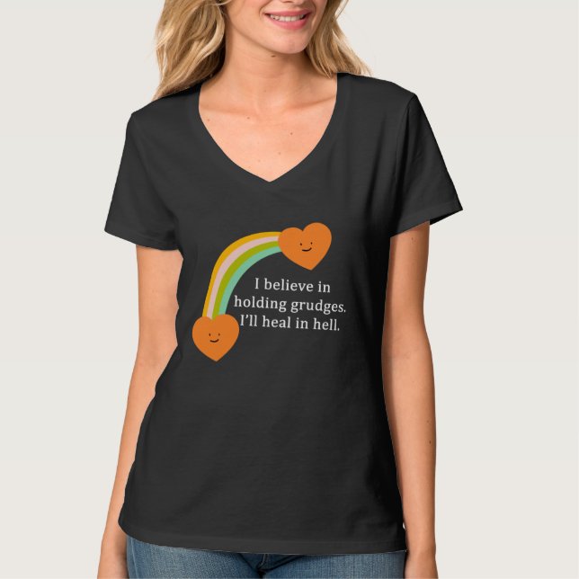 I Believe In Holding Grudges Rainbow Heart T-Shirt (Vorderseite)