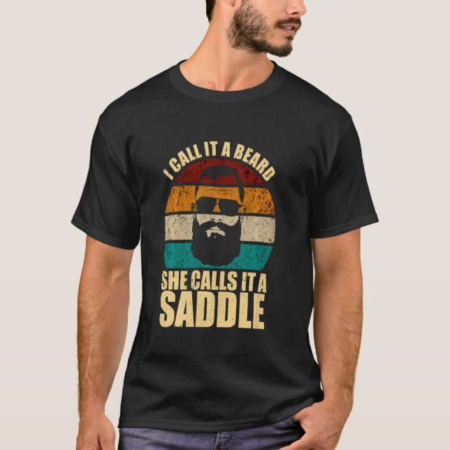 I Call It A Beard She Calls It A Saddle Funny Bear T-Shirt (Vorderseite)