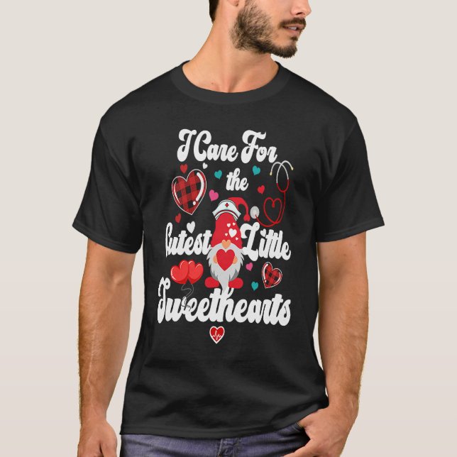 I Care For The Cutest Little Sweethearts Gnome Nur T-Shirt (Vorderseite)