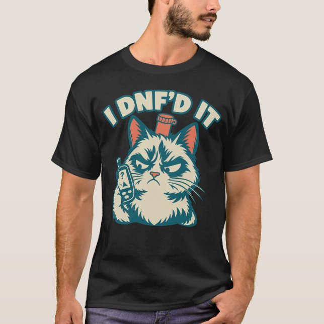 I DNF’d It Again – Grumpy feline Geocaching Humor T-Shirt (Vorderseite)