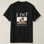 I DO Verlobung Ring Couple Foto Name Minimalistisc T-Shirt<br><div class="desc">Ich Tu Verlobung Ring Couple's Foto und Namen Minimalistisch Happy and Fun T - Shirt. Feiern Sie mit diesem niedlichen T - Shirt Ihre Veranstaltung. Alle Texte sind so vorbereitet,  dass Sie schnell und einfach mit Ihren eigenen Details wechseln können.</div>