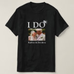 I DO Verlobung Ring Couple Foto Name Minimalistisc T-Shirt<br><div class="desc">Ich Tu Verlobung Ring Couple's Foto und Namen Minimalistisch Happy and Fun T - Shirt. Feiern Sie mit diesem niedlichen T - Shirt Ihre Veranstaltung. Alle Texte sind so vorbereitet, dass Sie schnell und einfach mit Ihren eigenen Details wechseln können.</div>