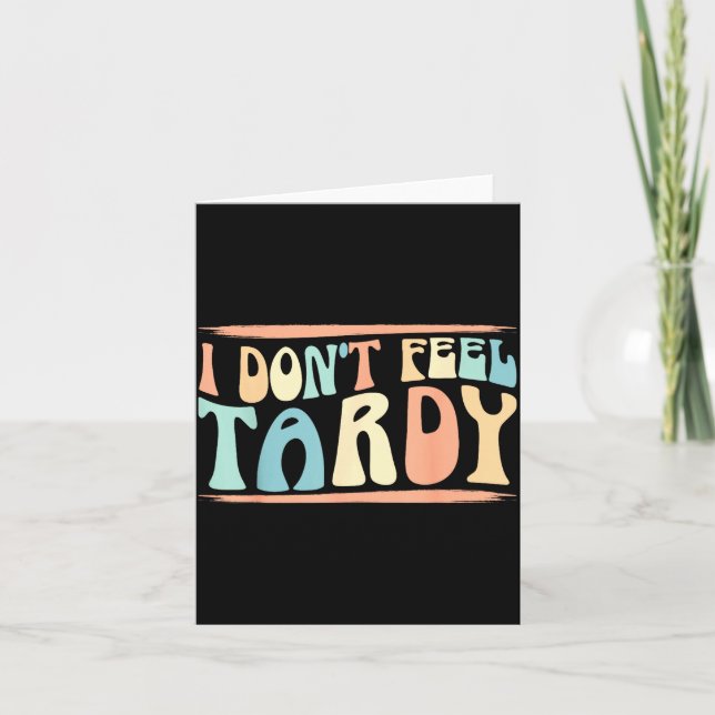 I Don't Feel Tardy Tardiness Funny Sayings Distres Karte (Vorderseite)