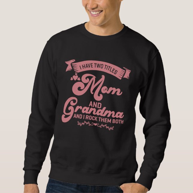 I Have Two Titles Mom Grandma And I Rock Them Moth Sweatshirt (Vorderseite)