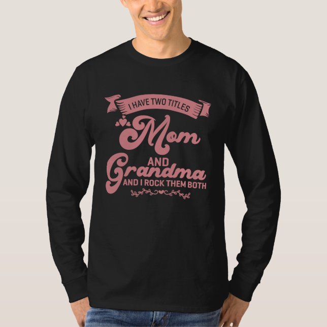 I Have Two Titles Mom Grandma And I Rock Them Moth T-Shirt (Vorderseite)