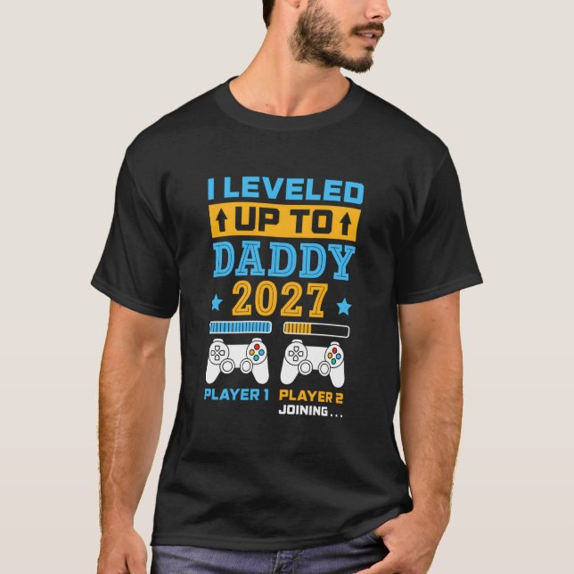 I Leveled Up To Daddy Est 2027 Soon To Be Dad Game T-Shirt (Vorderseite)