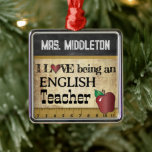 I Liebe als Englischlehrerin | VINTAG Ornament Aus Metall<br><div class="desc">🥇 ORIGINAL COPYRIGHT ART DESIGN VON Donna Siegrist NUR AUF ZAZZLE VERFÜGBAR! Englischer Lehrer Weihnachtsschmuck bereit für Sie zu personalisieren. ✔ HINWEIS: ÄNDERN SIE NUR DIE VORLAGEBEREICHE, DIE SIE BENÖTIGEN! 😀 Wenn nötig, können Sie einen Teil des Textes entfernen und neu hinzufügen, was immer Sie möchten und welchen Schriftart Sie...</div>