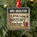 I Liebe als Geschichtslehrer | VINTAG Ornament Aus Metall<br><div class="desc">🥇 ORIGINAL COPYRIGHT ART DESIGN VON Donna Siegrist NUR AUF ZAZZLE VERFÜGBAR! Geschichtslehrer Weihnachtsschmuck bereit für Sie zu personalisieren. ✔ HINWEIS: ÄNDERN SIE NUR DIE VORLAGEBEREICHE, DIE SIE BENÖTIGEN! 😀 Wenn nötig, können Sie einen Teil des Textes entfernen und neu hinzufügen, was immer Sie möchten und welchen Schriftart Sie möchten....</div>