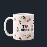 I Liebe Bienen Gemustert Pellrosa Kaffee Tasse<br><div class="desc">Für den aufstrebenden Aperitif,  einen begeisterten Gärtner oder freundlichen Nachbarschaftsentomologen zeigt diese Tasse eine Leidenschaft für Bestäuber mit dem klassischen "I Heart Bees"-Text auf einem weißen Kreis über illustrierte und freundlich aussehende Bienen auf einem weichen,  blütenfarbenen Hintergrund.</div>