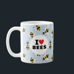 I Liebe Bienen Gemustert Sky Blue Kaffee Tasse<br><div class="desc">Für den aufstrebenden Aperitif,  einen begeisterten Gärtner oder freundlichen Nachbarschaftsentomologen zeigt diese Tasse eine Leidenschaft für Bestäuber mit dem klassischen "I Heart Bees"-Text auf einem weißen Kreis über illustrierte und freundlich aussehende Bienen auf einem weichen himmelblauen Hintergrund.</div>