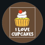 I Liebe Cupcakes Niedlich Lover Cupcake essen Runder Aufkleber<br><div class="desc">Ich Liebe Cupcakes Niedlich Lover Cupcake essen Geschenk. Perfektes Geschenk für Ihren Vater, Mama, Papa, Männer, Frauen, Freunde und Familienmitglieder am Erntedank Tag, Weihnachten, Muttertag, Vatertag, 4. Juli, 1776 Unabhängiger Tag, Veteranen Tag, Halloween, Patrick's Day</div>