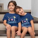 I Liebe Gymnastik Niedliches Custom Gymnastik T-Shirt<br><div class="desc">Ich Liebe Gymnastik. Ein hübsches,  personalisiertes Gymnastikgeschenk mit bezauberndem aquamarinen Text zwischen zwei schwindelnden Mädchen und einem schönen rosa Herz. Ein niedliches Gymnastikgeschenk für Kinder oder Damen. Passen Sie den Namen Ihres Kindes in rosa Schrift an.</div>