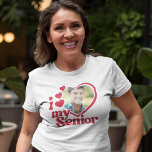 I Liebe Mein Foto in der Führungsriege T-Shirt<br><div class="desc">Zeigen Sie Ihrem Absolvent wie stolz Sie sind mit diesem I Liebe My Senior Foto Shirt! Einfach ein Foto hochladen und Zazzle druckt es für Sie auf ein Shirt. Bestelle noch heute!</div>