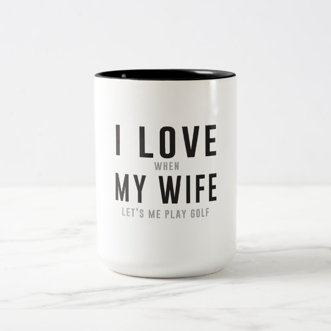 I Liebe meine Ehefrau, wenn sie mich Golf spielen Zweifarbige Tasse (Mittel)